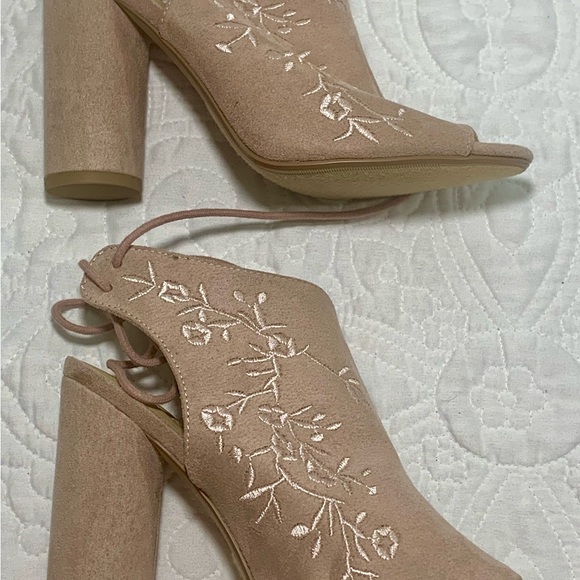 Charlotte Russe Ankle Boots 6.5 Open Toe High Heel Beige Embroidered Floral EUC - Picture 2 of 6